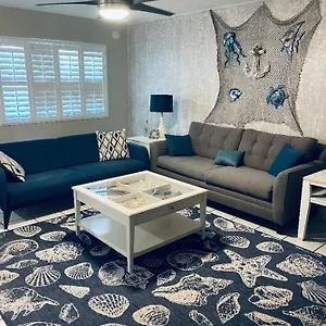 Lovely 2 Bedroom 1 Bathroom Retreat Minutes From The Apartment
